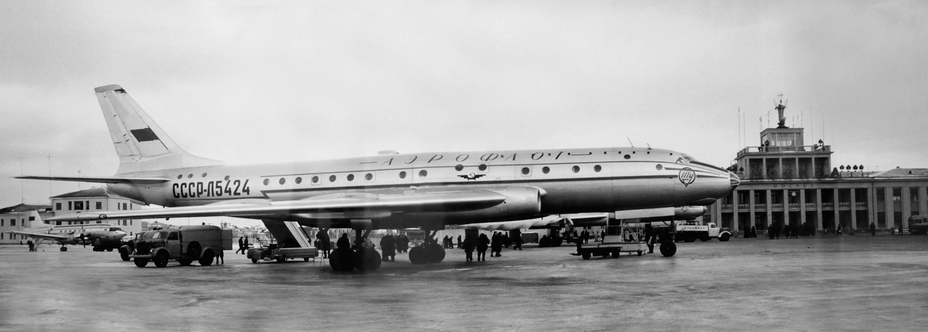 Первый советский реактивный пассажирский самолёт Ту-104 на аэродроме Внуково, 1956 г.