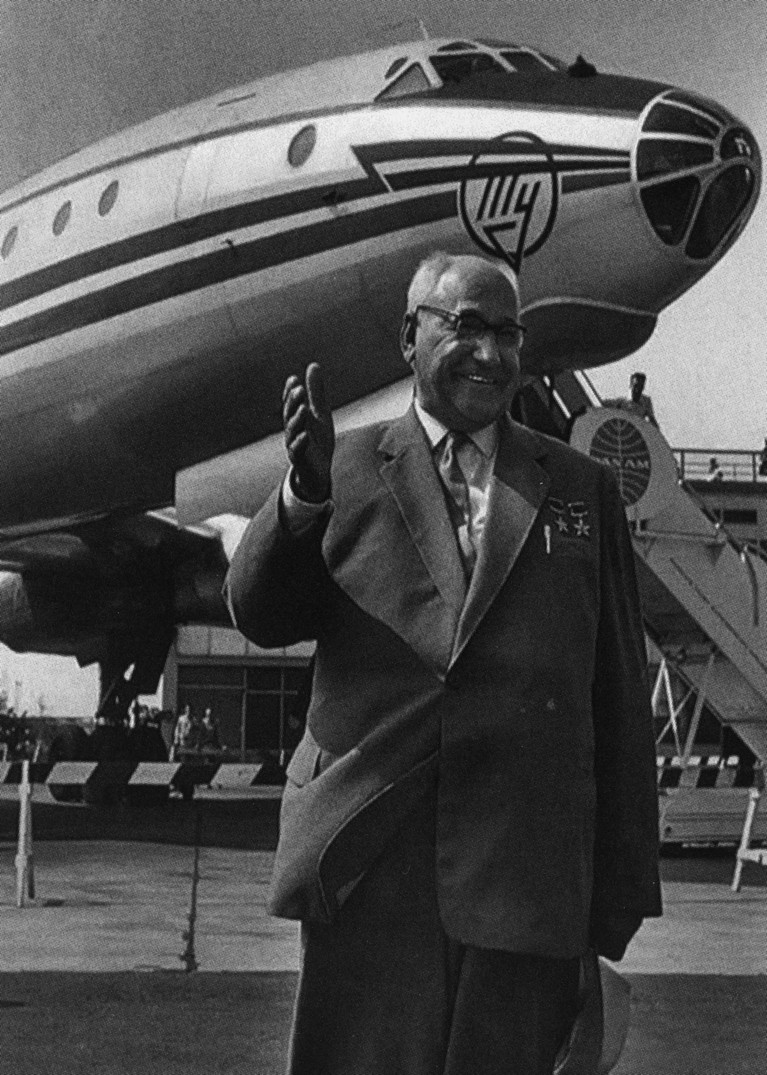 Андрей Туполев в аэропорту Внуково после перелета на самолете Ту-114, 1961 г.