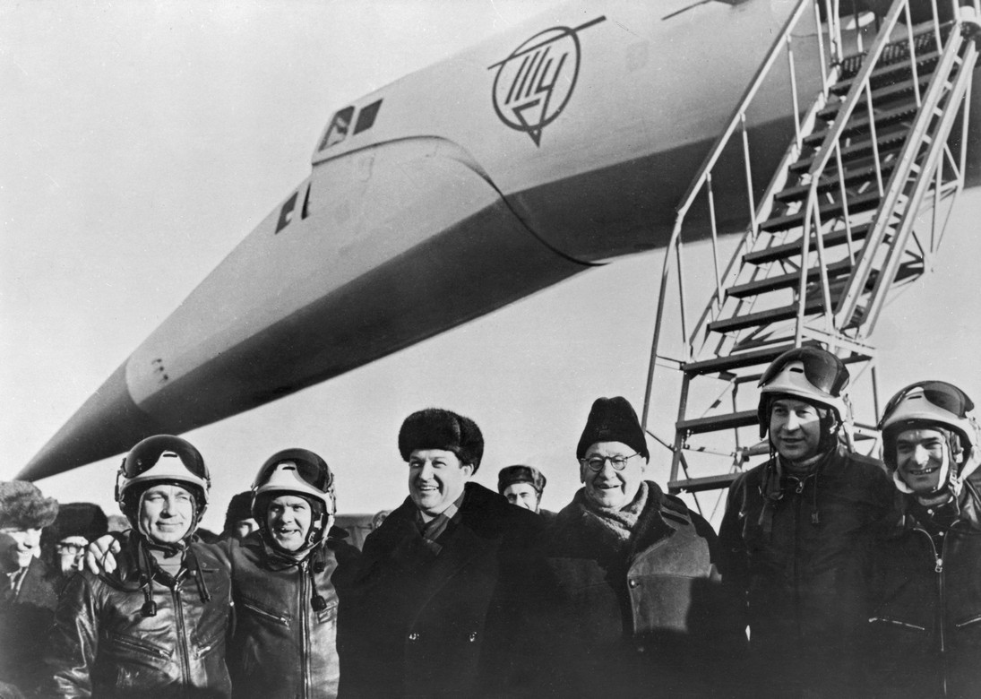 Андрей и Алексей Туполевы (в центре) с экипажем Ту-144 после первого полета, 1968 г.
