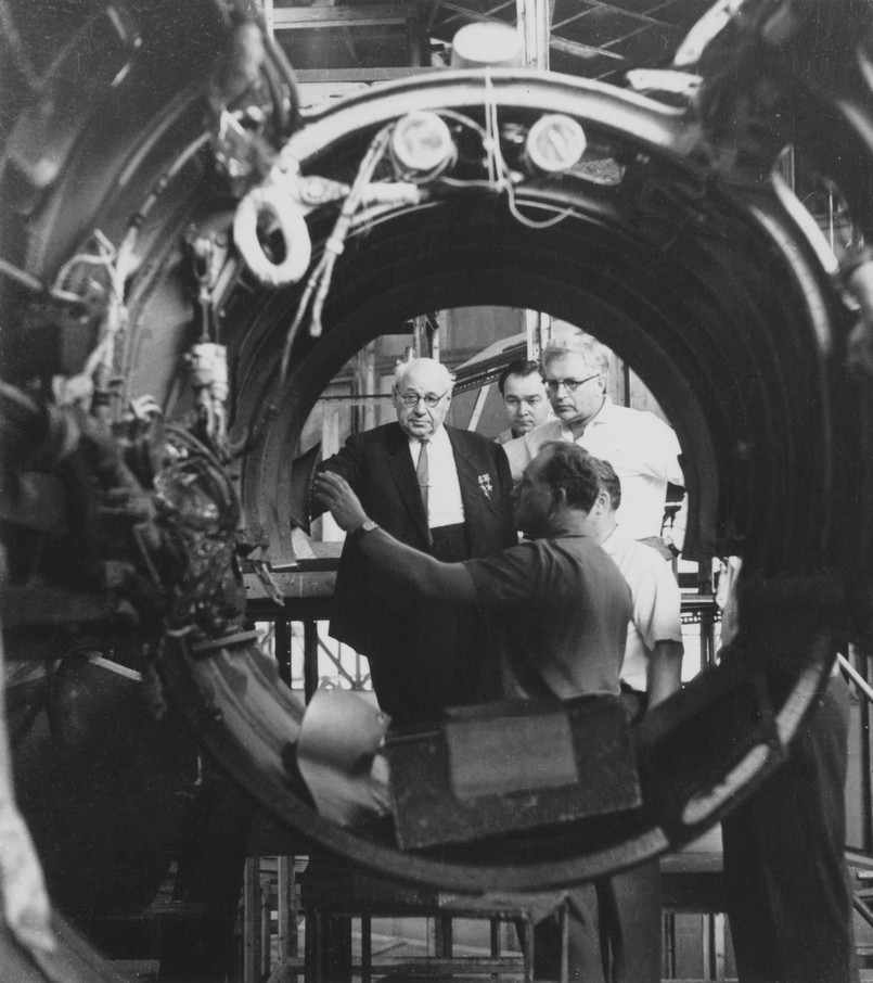 Андрей Туполев  (в центре) с авиаконструкторами и работниками конструкторского бюро в цехе завода, 1964 г.