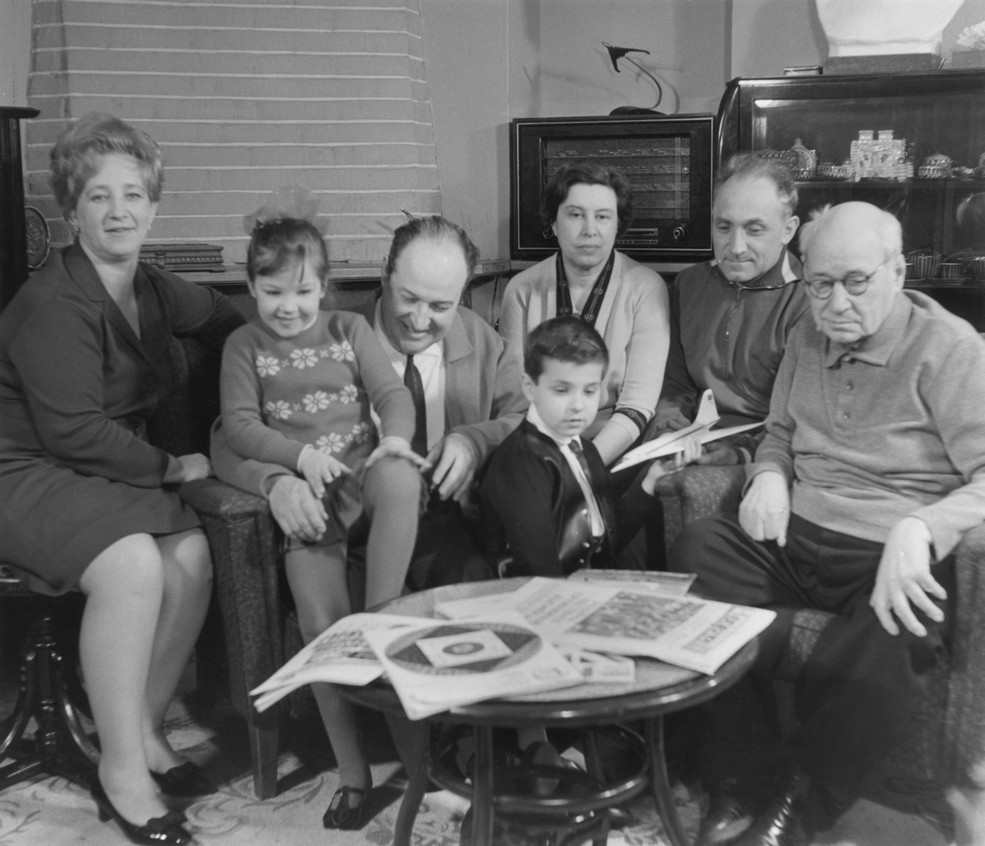 Андрей Туполев (первый справа) в кругу родных и близких, 1960-е годы