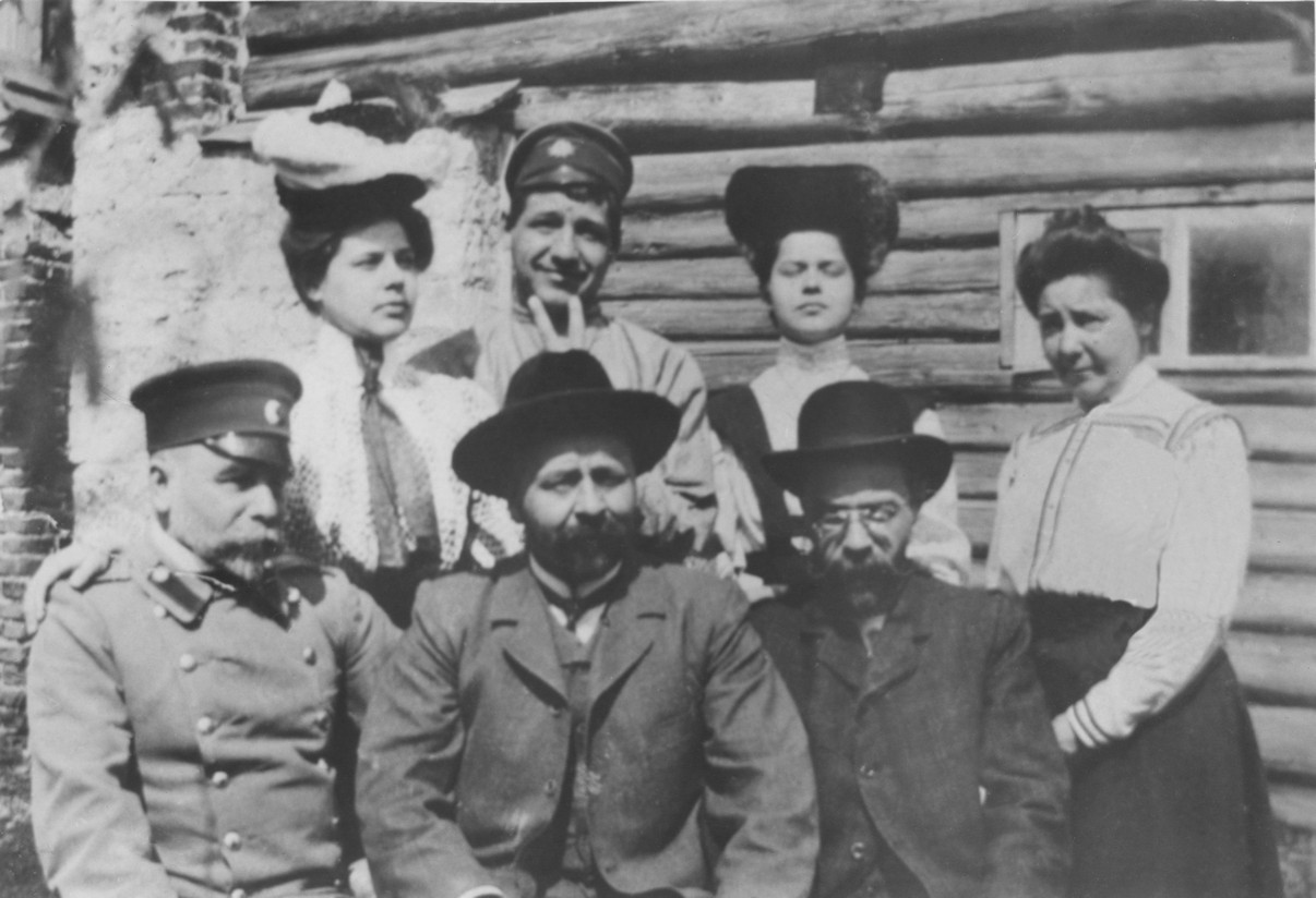 Андрей Туполев (второй слева в верхнем ряду) с семьей, Пустомазово, 1909 г.