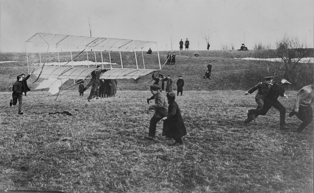 Первый разбег планера, сконструированного Андреем<br>Туполевым, перед летными испытаниями, 1910 г.