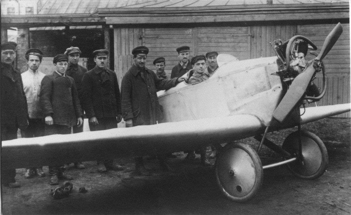 Андрей Туполев (четвертый слева в первом ряду) с<br>сотрудниками конструкторского бюро Туполева<br>около самолета АНТ-1, 1923 г.
