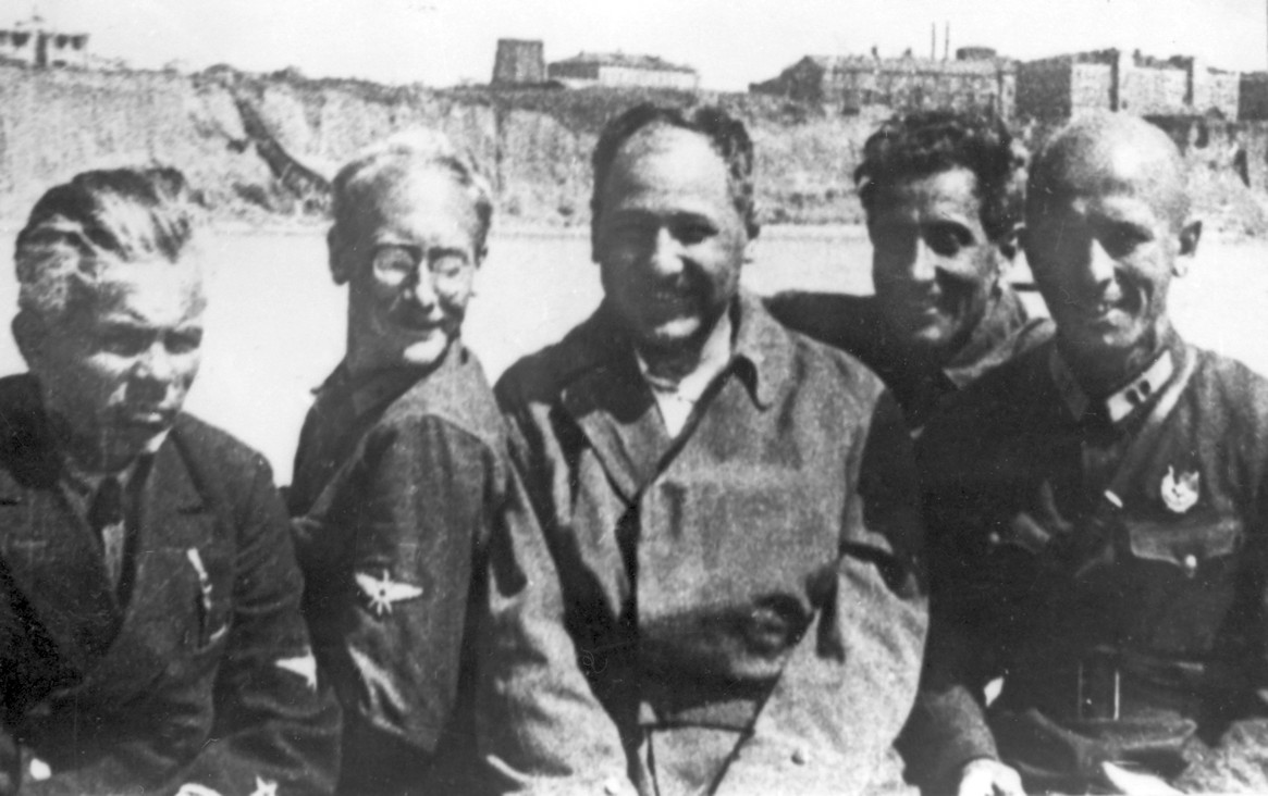 Андрей Туполев (третий слева) с экипажем АНТ-4 «Страна Советов», 1929 г.