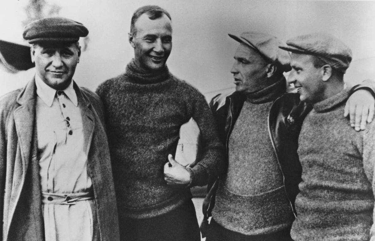 Андрей Туполев (первый слева) с экипажем Валерия<br>Чкалова около самолета АНТ-25 перед перелетом на<br>остров Удд, 1936 г.