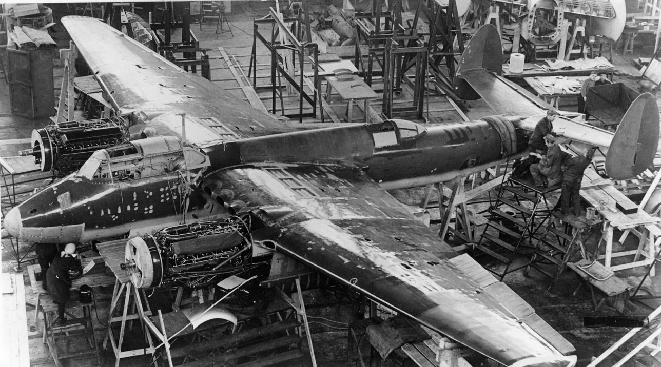 Самолет Ту-2 в сборочных цехах завода,  Москва, 1941 г.