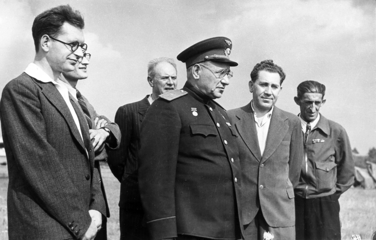 Андрей Туполев на военном аэродроме, 1947 г.