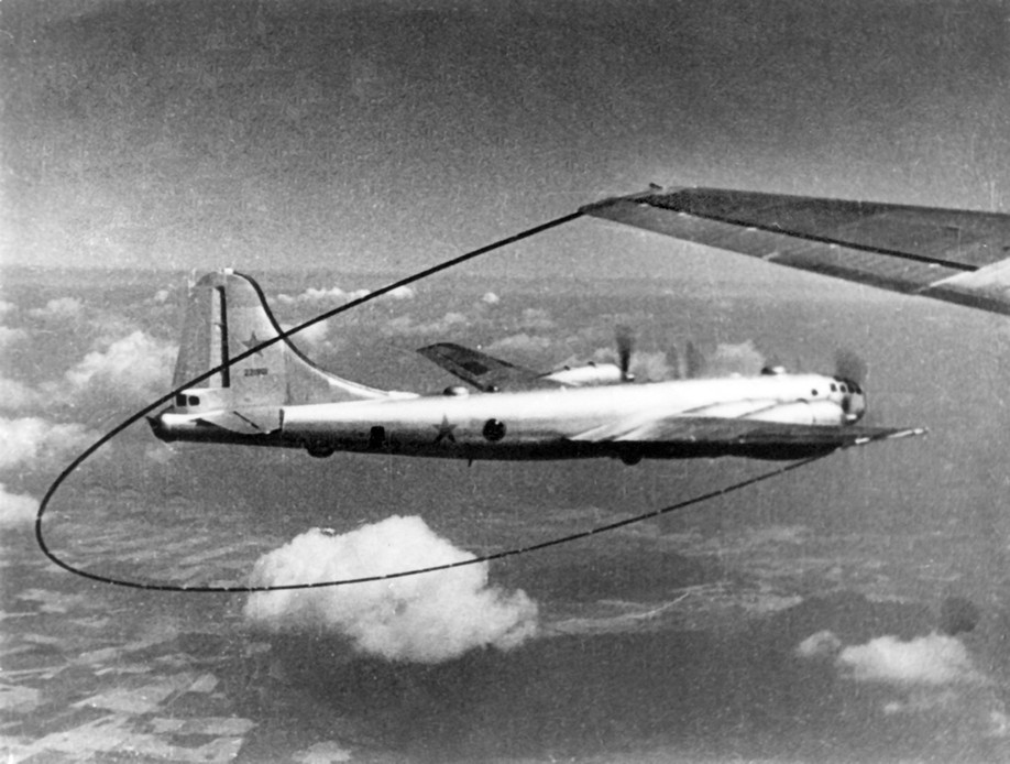 Первый отечественный дальний бомбардировщик Ту-4 во время испытаний системы дозаправки топливом в полете, 1950 г.