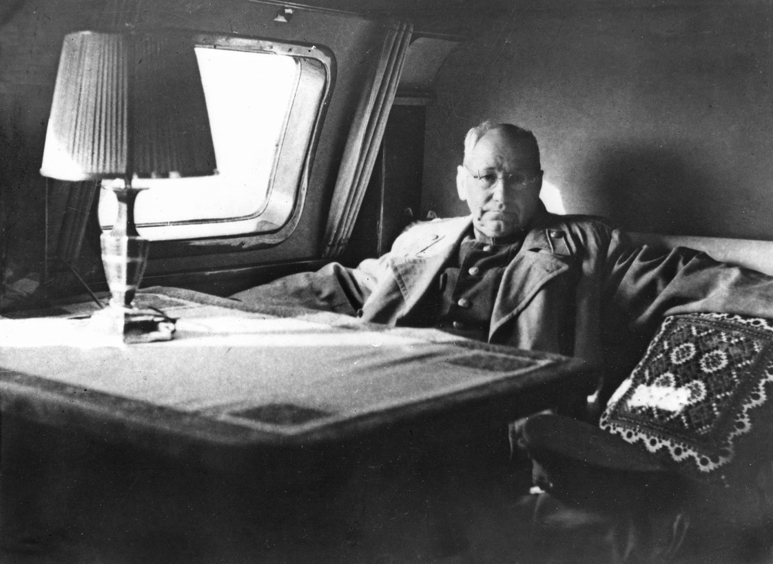 Андрей Туполев в салоне<br>пассажирского самолета Ту-70, 1947 г.