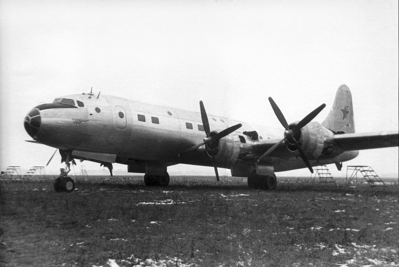 Первый советский комфортабельный пассажирский<br>самолет Ту-70 для дальних авиалиний, 1950 г.