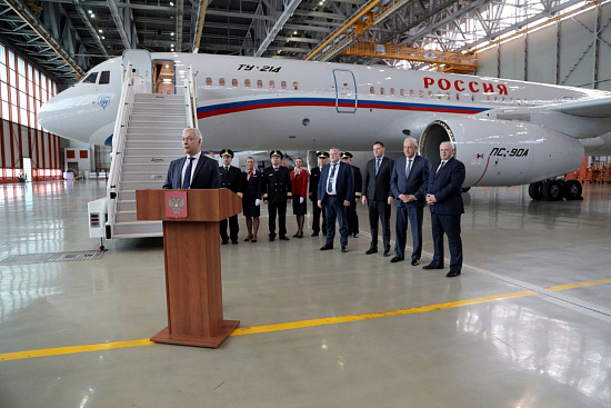 Самолёту Ту-214 СЛО «Россия» присвоено имя Андрея Туполева Самолёту Ту-214 СЛО «Россия» присвоено имя Андрея Туполева